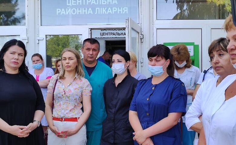 З медиками, які перекривали трасу через борги по зарплаті, пообіцяли розрахуватись