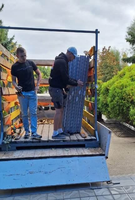  Перша партія вікон для відновлення прибула до Академії праці та соціальних відносин і туризму