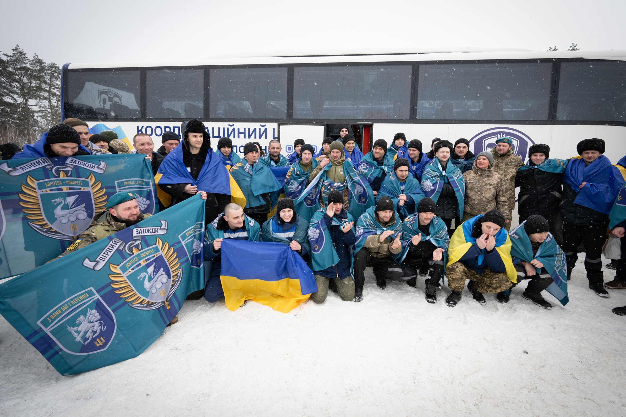 157 героїв удома: Україна повернула своїх захисників із полону
