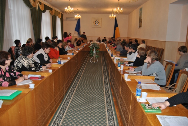 Фахівці та підприємці підприємств торгівлі, громадського харчування та послуг розбиралися з земельними правовідносинами в 2013р. та електронною формою звітності