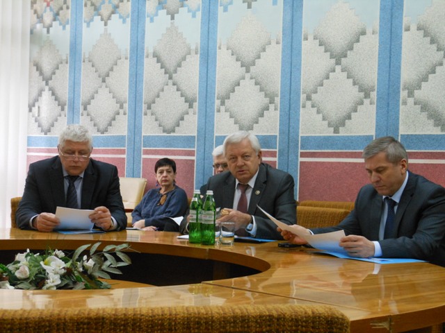 В Дніпропетровську обговорено шляхи забезпечення соціальних гарантій і підвищення рівня оплати праці