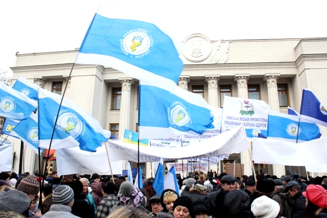 Профспілки пікетували Верховну Раду з вимогами не скорочувати фінансування соціальних гарантій (відео)