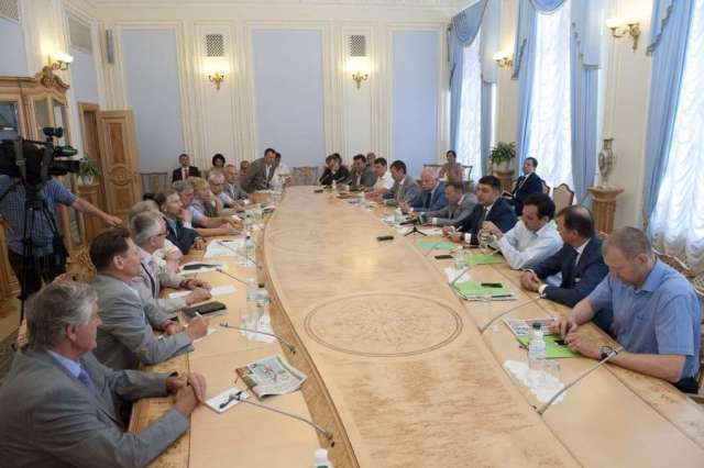 В.Гройсман за залучення профспілок до процесу напрацювання законопроектів, які необхідно прийняти для врегулювання ситуації у сфері соціального захисту населення в умовах підвищення тарифів та цін