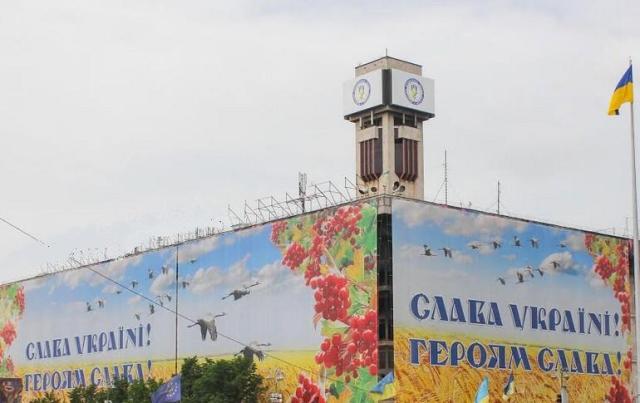 АКТУАЛЬНИЙ КОМЕНТАР. Реконструкція Будинку профспілок проводиться у попередньо визначених параметрах