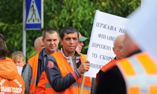 У Волинській області працівники автодору перекрили трасу