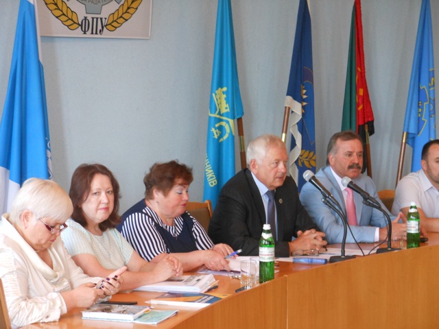 Зміцнювати фінансову базу