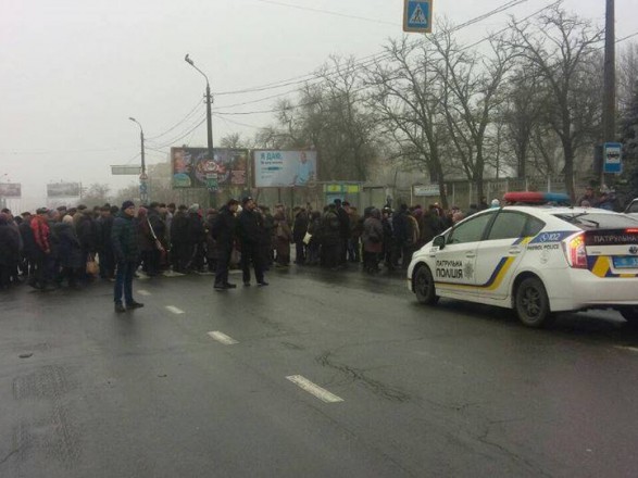 У Миколаєві робітники заводу перекрили міст на трасі міжнародного значення