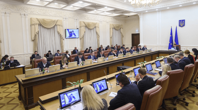 Умови Володимира Гройсмана: ринкова зарплата та її легальна виплата  