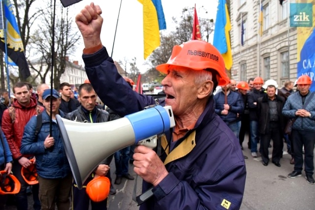 Під Львівською ОДА гірники вимагали зарплат і відставки міністра