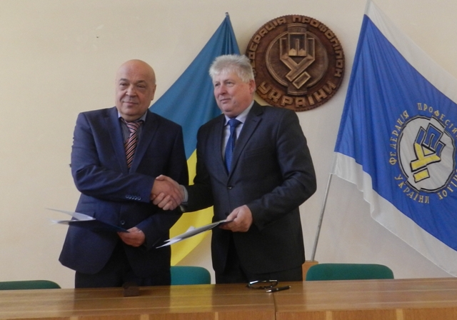 У ЗАКАРПАТТІ ПІДПИСАНО МЕМОРАНДУМ ПРО СПІВПРАЦЮ  МІЖ ОБЛДЕРЖАДМІНІСТРАЦІЄЮ  ТА ОБЛАСНОЮ РАДОЮ ПРОФСПІЛОК
