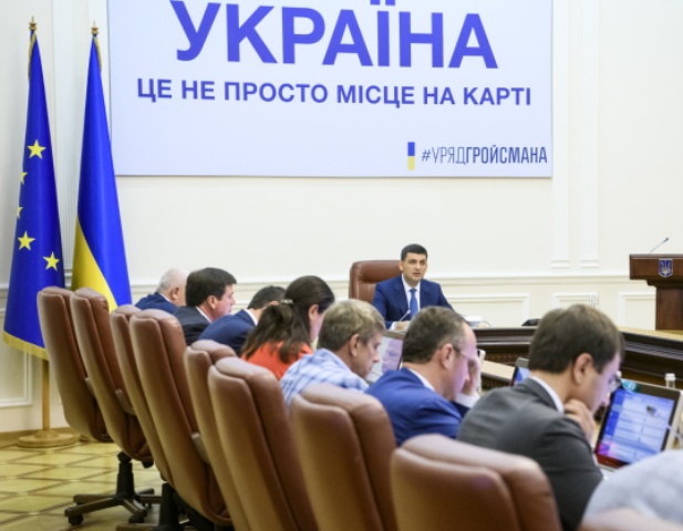 РІШЕННЯ УРЯДУ: ПОЗИЦІЯ ПРОФСПІЛОК. Захистити законні права працівників держустанов, що реформуються, забезпечити обґрунтовані тарифи на ЖКХ 