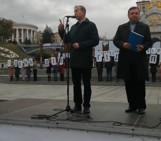 Виступ Голови ФПУ Григорія Осового 7 жовтня на майдані Незалежності у Києві на флешмобі: «ПРАЦЮЄМО В УКРАЇНІ, БУДУЄМО СВОЮ ДЕРЖАВУ!», організованому Молодіжною радою ФПУ (відео)  