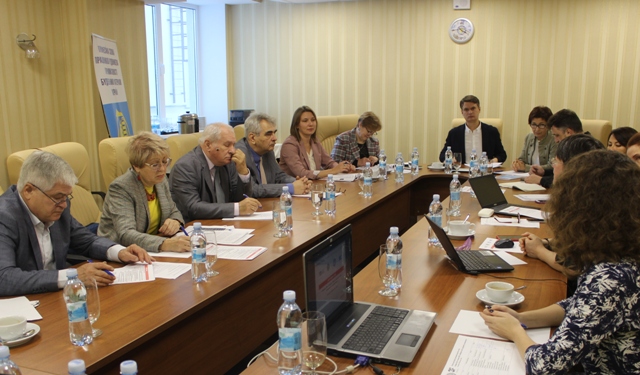 Обговорюються умови праці для жінок 