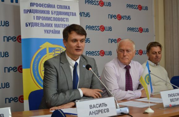 Кранівники зі Львова відмовляються бути “стрілочниками” для роботодавців. У цьому їх підтримала Профспілка будівельників