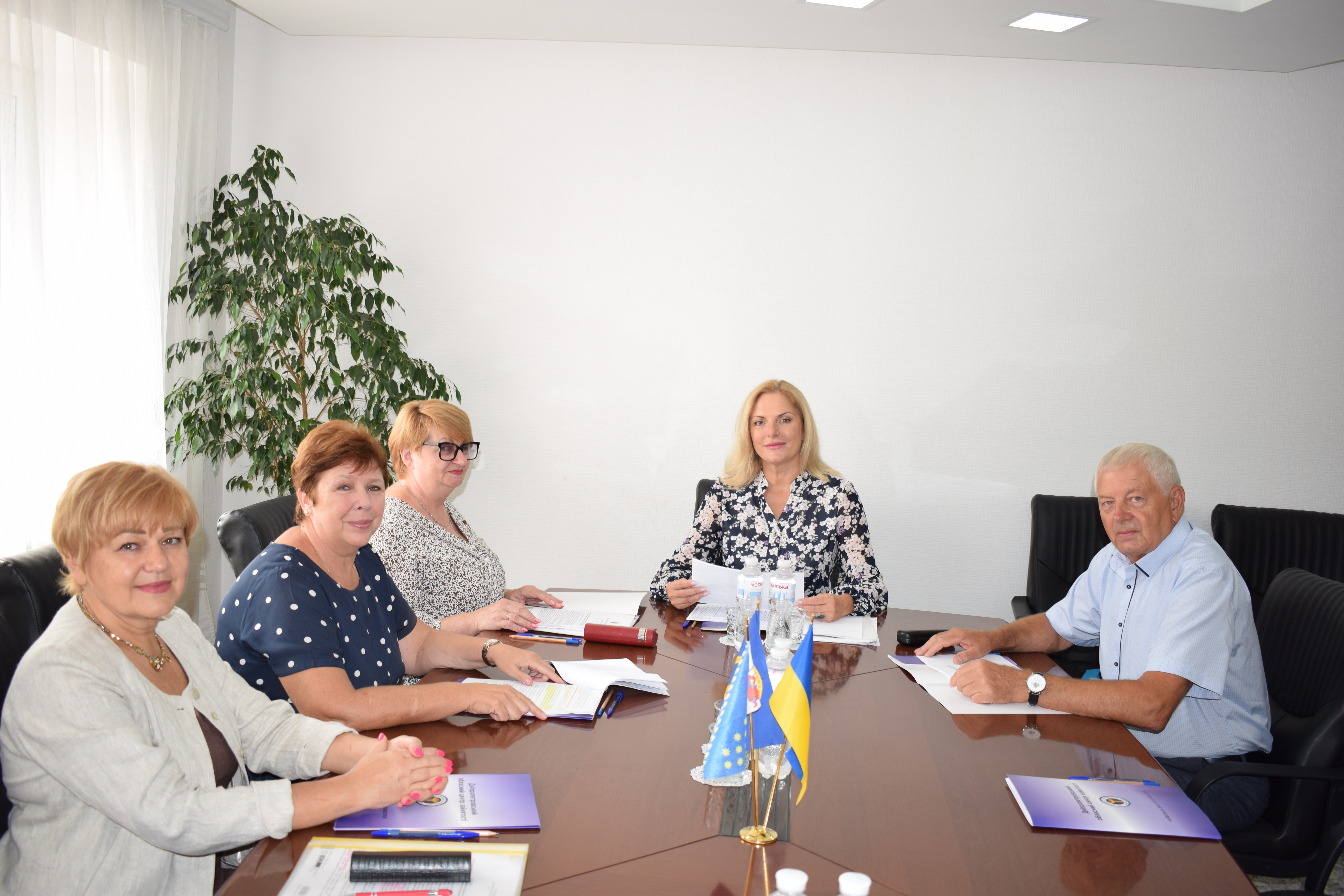 ДНІПРОПЕТРОВЩИНА. Послугам з працевлаштування -  нову  якість.