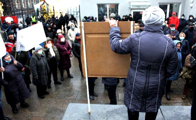 АВАНСИ І БОРГИ. Під Офісом Президента пройшла акція протестів проти підвищення комунальних тарифів 
