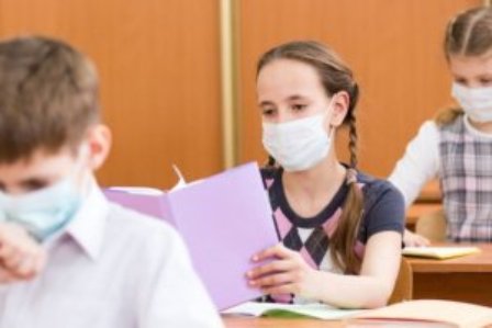 Навчання в школах країни відновлюється з протиепідемічними заходами