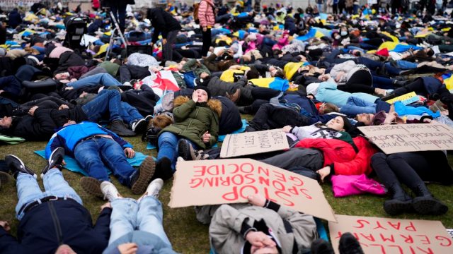 "Криваве" озеро біля посольства РФ і масовий протест у Берліні 