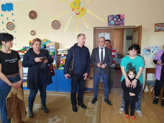 Григорій Осовий відвідав вимушено переселених осіб у дитячому садочку м. Сваляви.