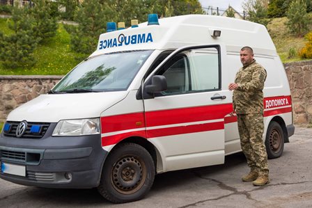 Прикарпаття: медичні заклади області передали на передову понад 50 автомобілів швидкої допомоги