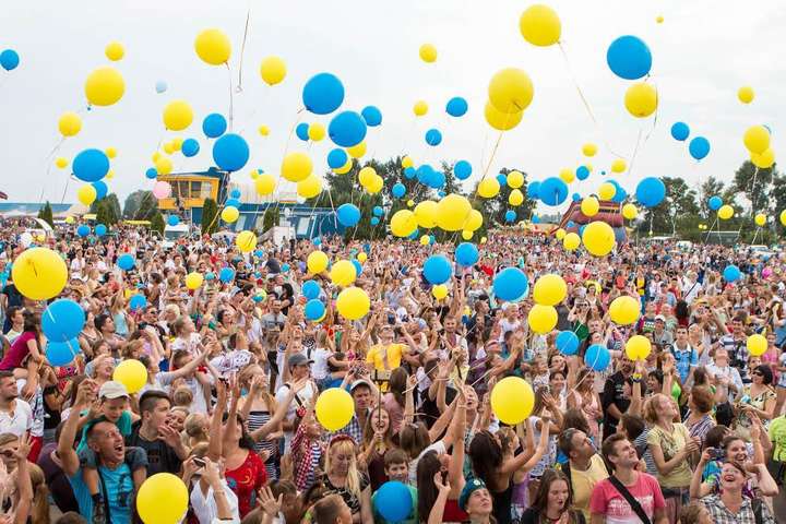 СОЦОПИТУВАННЯ. 93% українців впевнені, що Україна зможе відбити напад росії. 74% респондентів оцінюють напрям розвитку країни як правильний