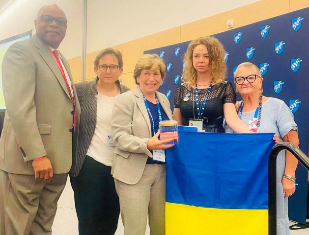 Профспілка освітян отримала відзнаку Американської федерації вчителів за відстоювання прав людини 