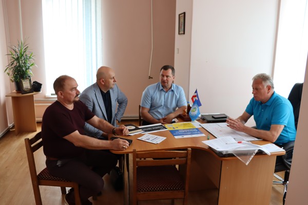ЗАКАРПАТТЯ. За  участі  профспілок  розпочалася інформаційна  кампанія  «Україна  працює!»