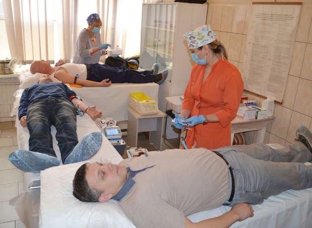 Спілчани допомагають лікарям, здаючи кров для поранених бійців ЗСУ і постраждалих від війни