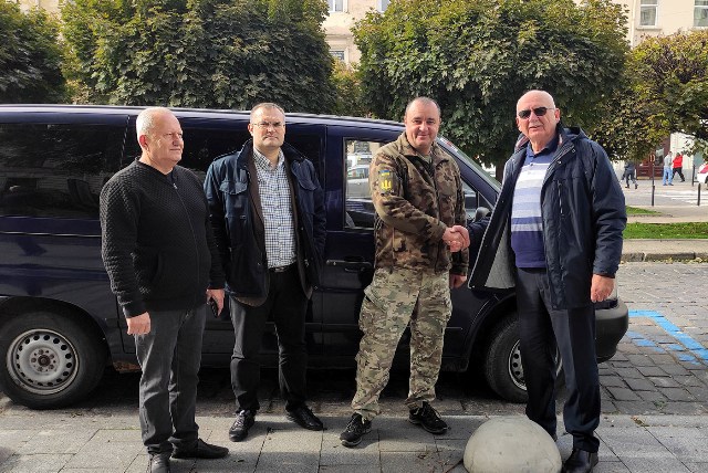 Медики Львівщини передали автомобіль на потреби ЗСУ