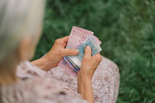 Пенсії та зарплати українцям з 1 жовтня перерахують: скільки платитимуть?