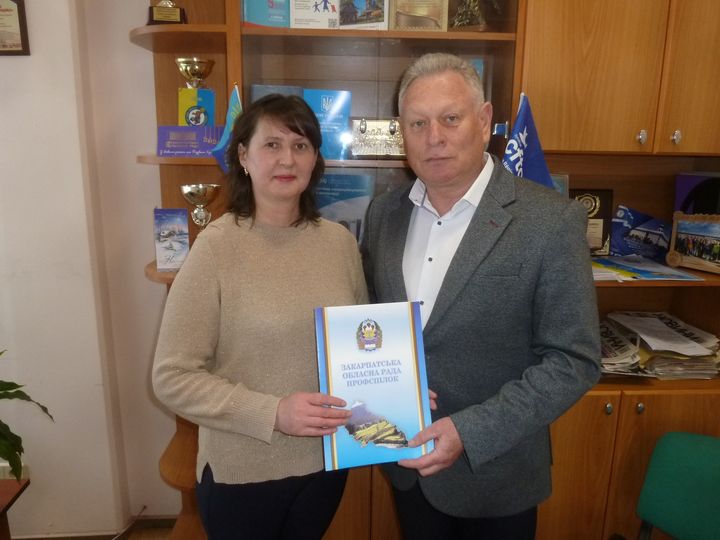 Голова первинної профспілкової організації отримала нагороду Закарпатської облпрофради