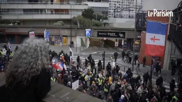 Французький уряд та профспілки після масових протестів роблять крок одне одному назустріч