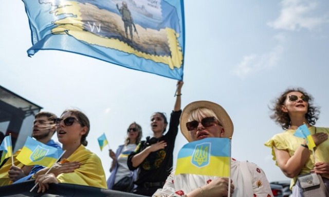 Українці зберігають віру у перемогу, незважаючи на труднощі – результати опитування