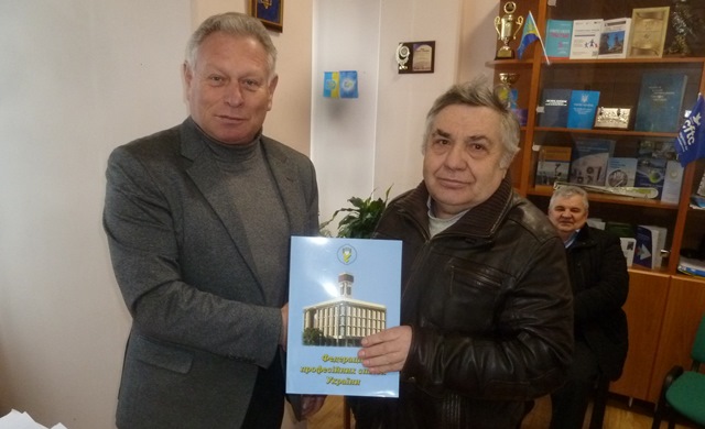 ГОЛОВУ ГАЛУЗЕВОЇ ПРОФСПІЛКИ У ЗАКАРПАТТІ НАГОРОДЖЕНО ВІДЗНАКОЮ ФЕДЕРАЦІЇ ПРОФСПІЛОК УКРАЇНИ