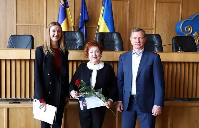 ЗАКАРПАТТЯ. Нагороджено керівника профспілкового хореографічного колективу "Веселка" 