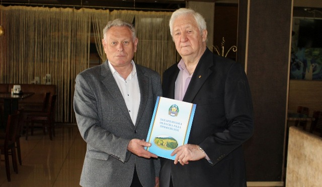 ВІДЗНАКОЮ ЗАКАРПАТСЬКОЇ ОБЛПРОФРАДИ НАГОРОДЖЕНО ВЕТЕРАНА ПРОФСПІЛОК 