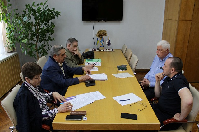 СПІЛЬНО - ПРО РОБІТНИЧІ КАДРИ