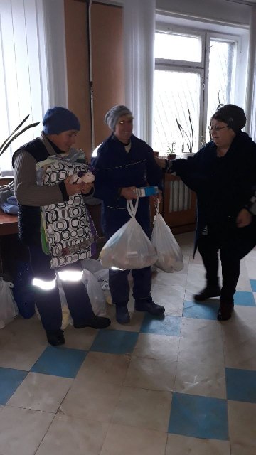 Роздача гуманітарної допомоги для працівників міських очисних споруд отриманої від ЦК профспілки