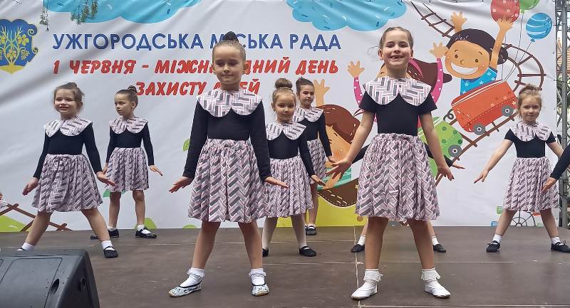 У Міжнародний день захисту дітей профспілковий ансамбль танцю "Веселка" знову зачарував глядачів 