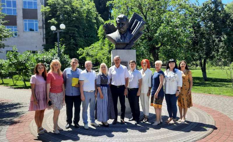 До Дня Конституції України