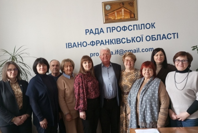 Засідання круглого столу на Прикарпатті: “Українські жінки: боротьба за свої права та перемогу”