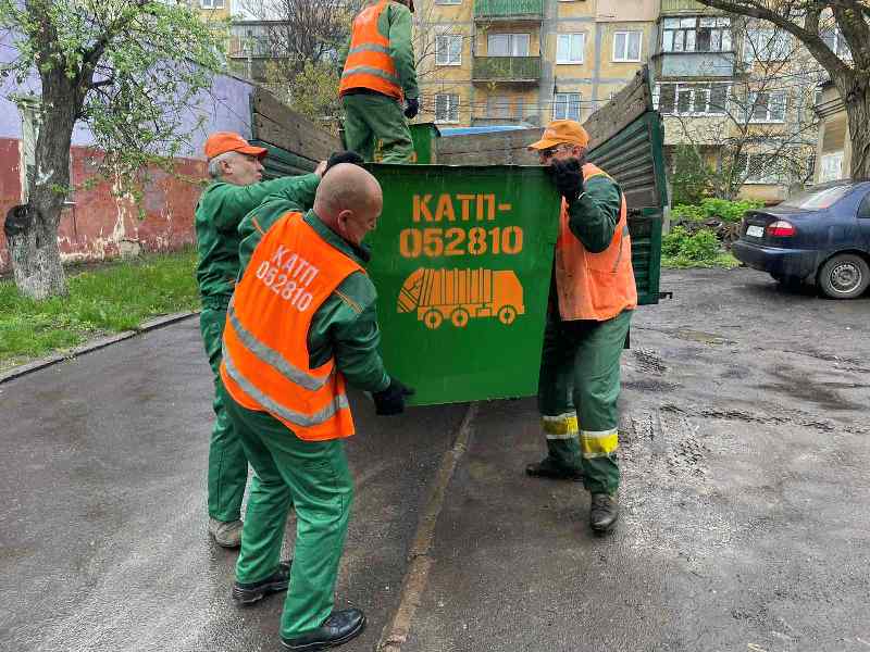 Робітники Краматорського КАТП 052810 встановлюють поновлені контейнери для ТПВ з логотипом підприємства