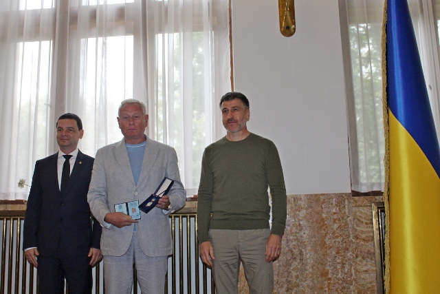 НА СЕСІЇЇ ЗАКАРПАТСЬКОЇ ОБЛАСНОЇ РАДИ ДВОЄ ПРОФСПІЛКОВИХ ЛІДЕРІВ НАГОРОДЖЕНІ НАЙВИЩОЮ ВІДЗНАКОЮ КРАЮ - НАГРУДНИМ ЗНАКОМ "ЗА РОЗВИТОК ЗАКАРПАТТЯ"