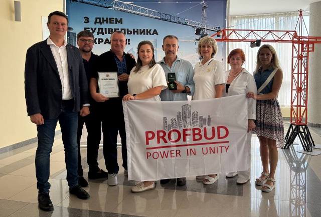 ШАНОВНІ СПІЛЧАНИ, КОЛЕГИ, ДРУЗІ, ПАРТНЕРИ, ЩИРО ВІТАЄМО ВАС З ДНЕМ БУДІВЕЛЬНИКА!