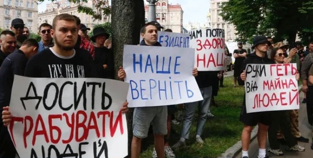 ЗМІ ПРО ФПУ.  Навколо Будинку профспілок на Майдані розгорівся скандал