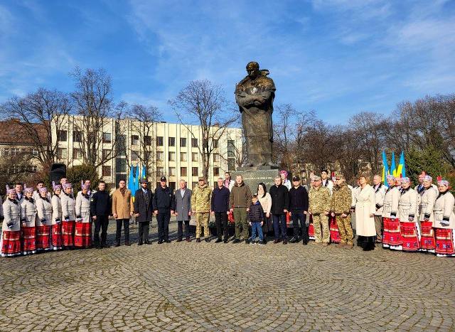 У ЗАКАРПАТТІ З УЧАСТЮ ПРОФСПІЛОК ВШАНУВАЛИ ВЕЛИКОГО КОБЗАРЯ НА ПЛОЩІ НАРОДНІЙ В ОБЛАСНОМУ ЦЕНТРІ