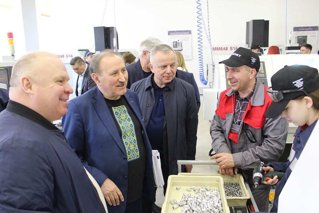 КАДРИ - ОСНОВА ВІДБУДОВИ ДЕРЖАВИ