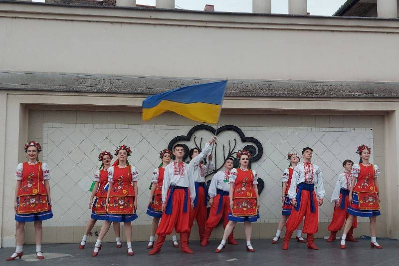 ВИШИВАНКИ ВІД ЗАКАРПАТСЬКОГО ПРОФСПІЛКОВОГО АНСАМБЛЮ ТАНЦЮ "ВЕСЕЛКА" -  ПОРАНЕНИМ ВІЙСЬКОВИМ