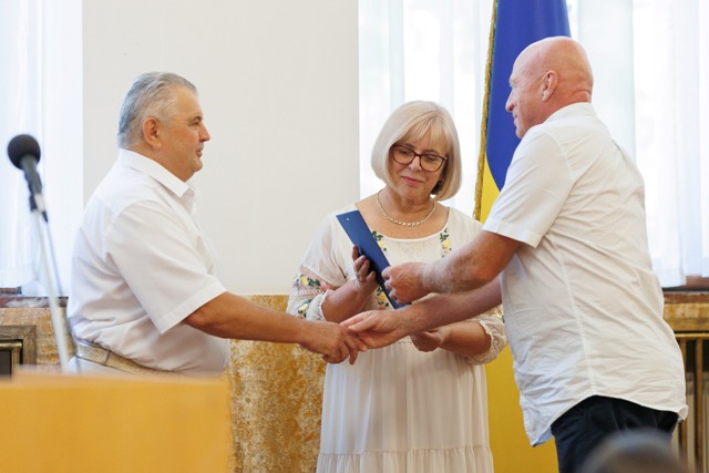 Закарпатських медиків місцева влада і профспілки привітали з професійним святом та вручили нагороди