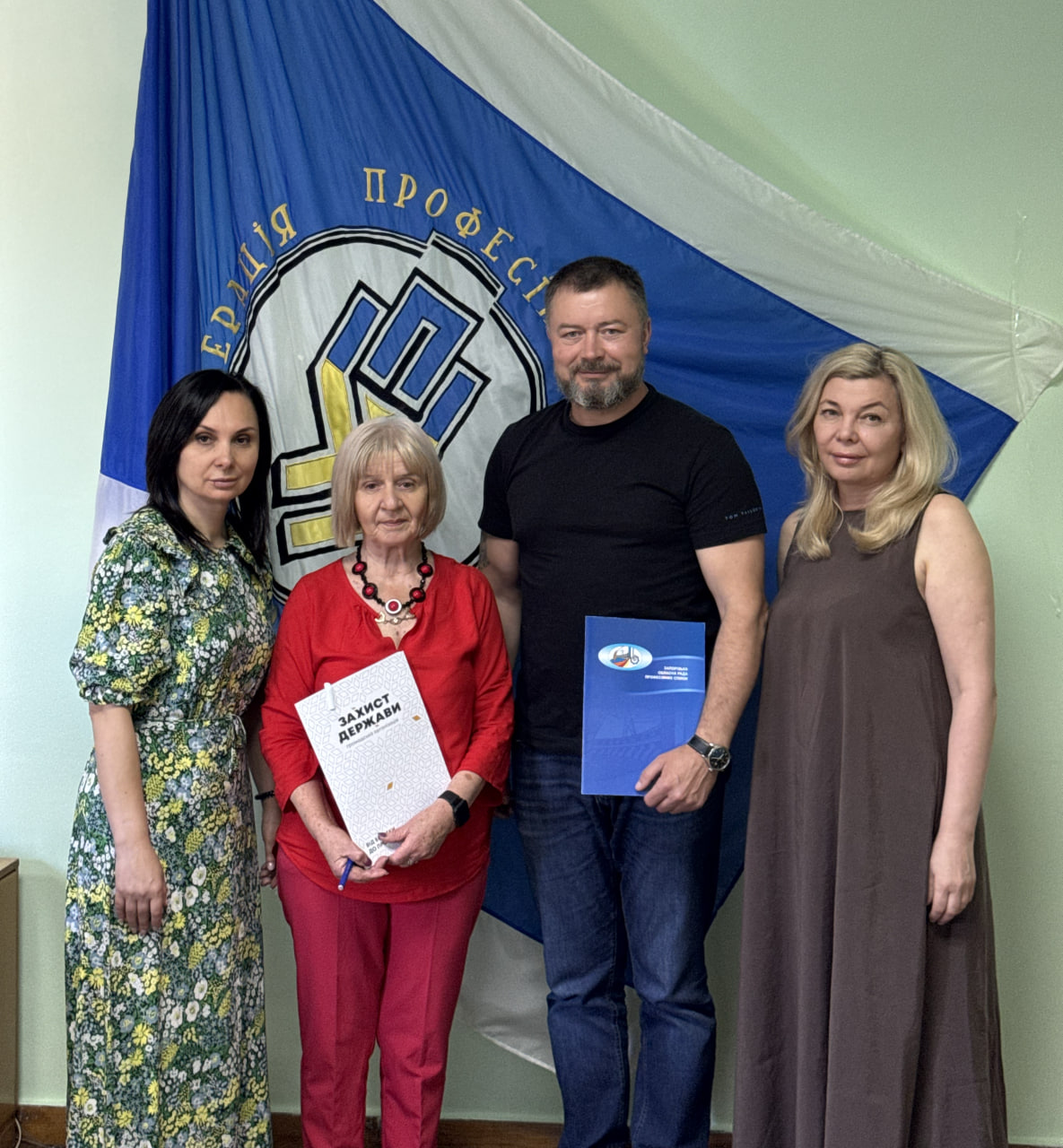 Запорізька обласна рада професійних спілок  та Запорізький осередок Громадянської організації „Захист Держави” скріпили свої наміри про співпрацю